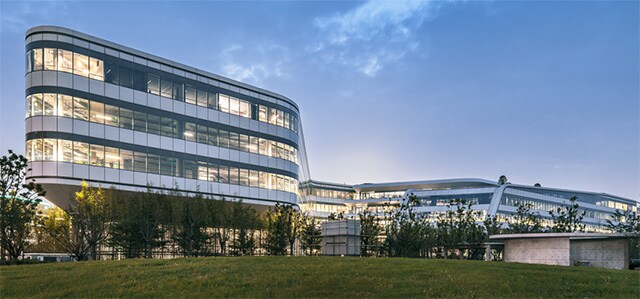 江森自控亚太总部大楼于2017年在上海落成启用。大楼从设计到建设、施工，以及后续运营，都积极贯彻绿色建筑理念。